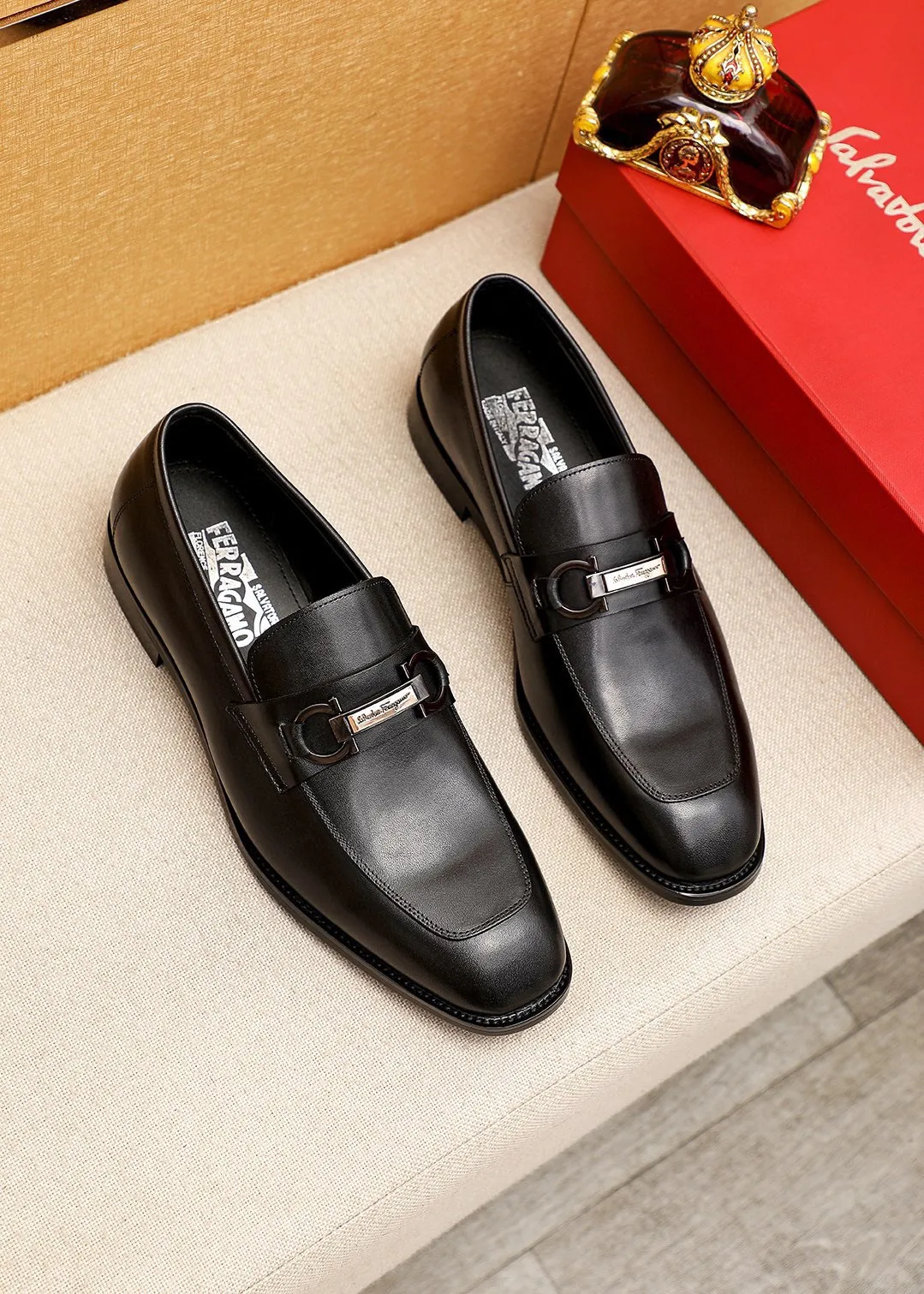 Men's shoes 💰460 💐 Product trademark: Ferragamo "Ferragamo" casual leather shoes Regular size: 38-44 (45.46🉑️customized) Product materials: Selected imported first-layer calfskin upper + luxury hardware buckle, imported water-dyed cowhide leather lining. Strong three-dimensional visual effect, original rubber outsole Color: 1⃣️color optional
